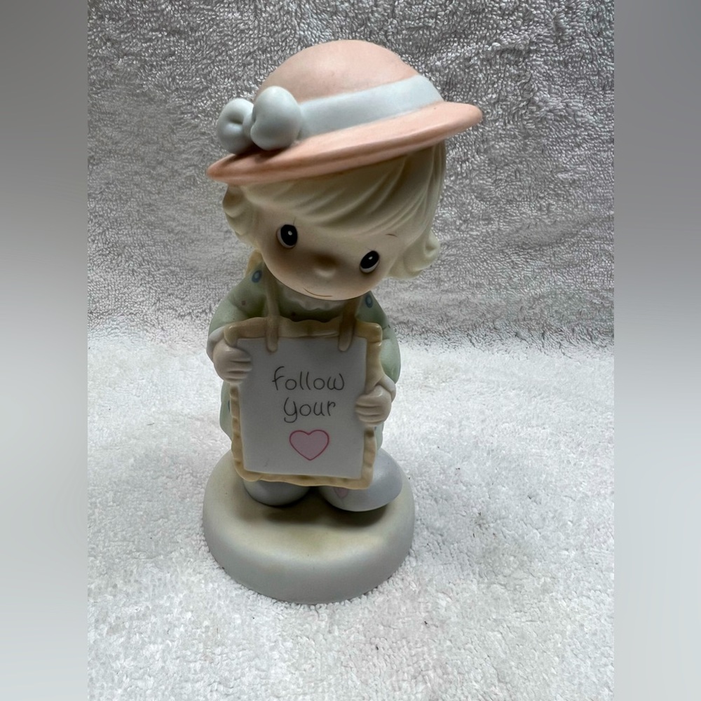 Precious Moments figurine "Follow Your Heart"  1995 528080 Collectible Enesco